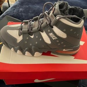 CHARLES BARKLEYS GREY AND WHITE SIZE 8 NEVER WORN